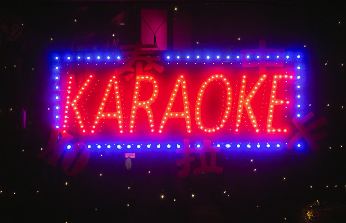 Enseigne karaoké au néon : soirée karaoké à La Réunion avec Pull Up Événements