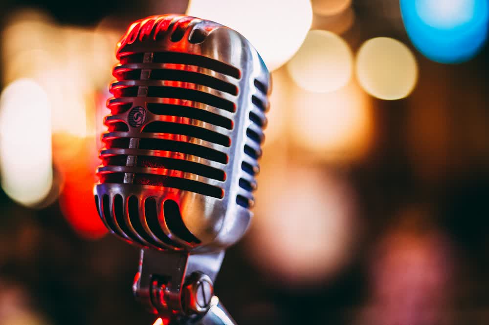 Micro vintage et guirlandes : l'ambiance cabaret pour un anniversaire